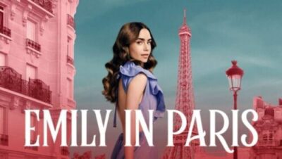 『エミリー、パリへ行く』野エミリーがエッフェル塔を背景に振り返っている