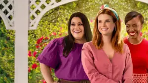 『スイート・マグノリアス』の主人公3人が庭で笑顔を浮かべている