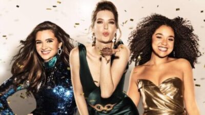 『NYガールズ・ダイアリー』がナイトドレス姿で笑顔でポーズを取っている