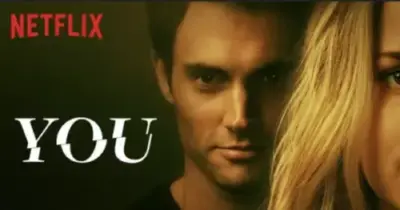 『YOU』の主人公ジョーがこちらを見つめている