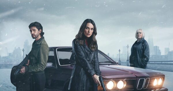 ブラックダヴのキャラクター2人が車の前で銃を構えている