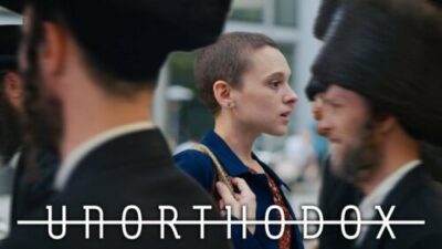 『アンオーソドックス』の主人公エスティがユダヤ人男性の間を歩いている