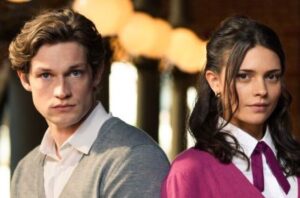 『マクストン・ホール ~私たちをつなぐ世界~』の主役2人